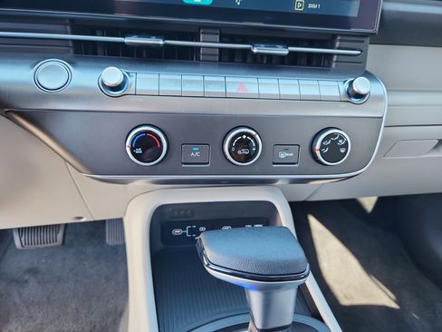 Used 2025 Hyundai Kona SE image 12