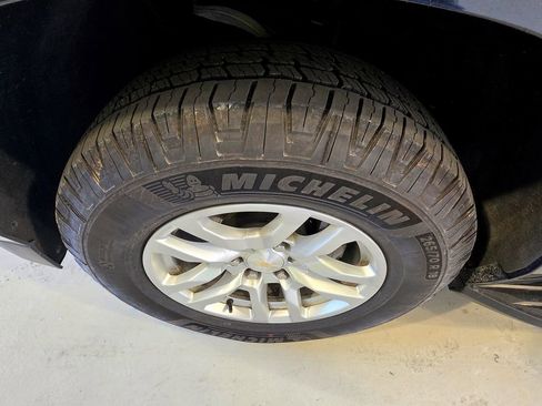Used 2022 Chevrolet Suburban LT AWD/4WD image 14