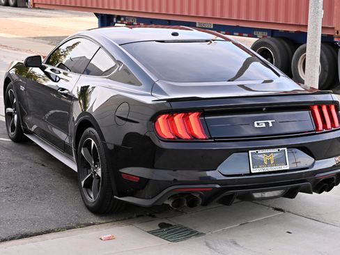 Used 2019 Ford Mustang GT RWD image 3