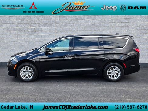 Used 2026 Chrysler Pacifica Select FWD image 2