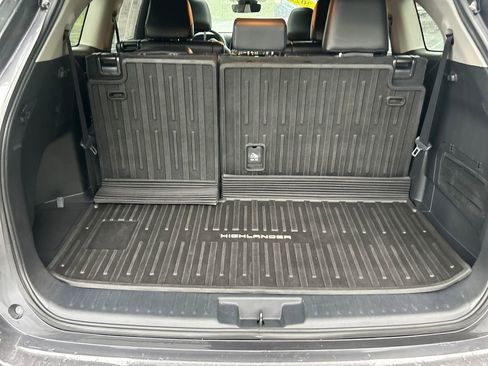 Used 2022 Toyota Highlander XLE AWD/4WD image 28