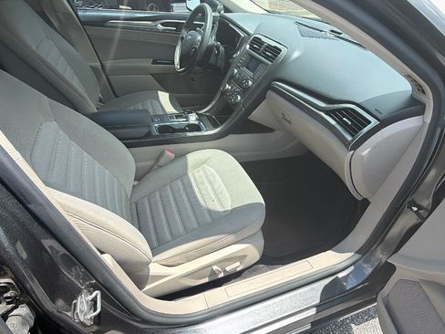 Used 2017 Ford Fusion SE FWD image 21