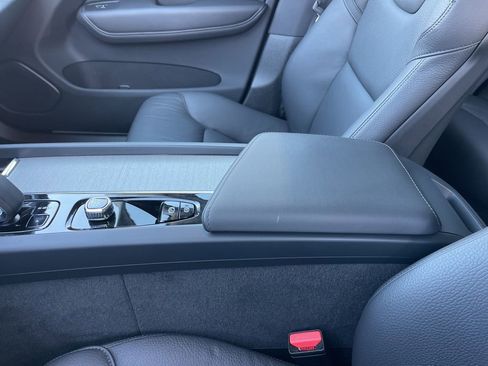 Used 2025 Volvo XC60 B5 Plus image 13