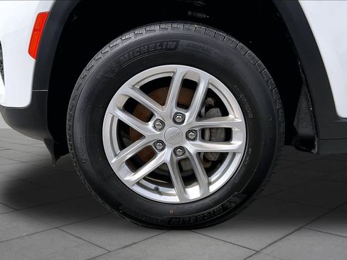 Used 2023 Jeep Grand Cherokee Laredo AWD/4WD image 11