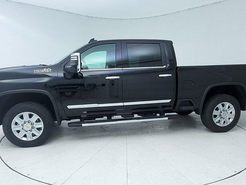 Used 2024 Chevrolet Silverado 2500 High Country w/ Technology Package AWD/4WD image 4