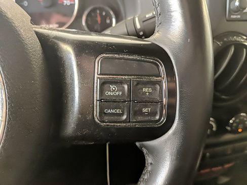 Used 2017 Jeep Wrangler Unlimited Rubicon image 14