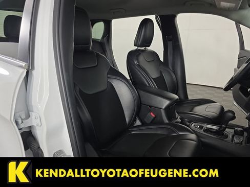 Used 2019 Jeep Cherokee Latitude Plus AWD/4WD image 30