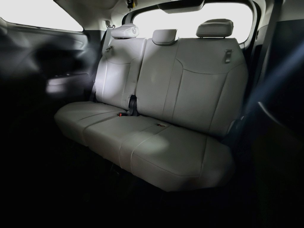 Used 2026 Toyota Sienna XLE FWD image 23