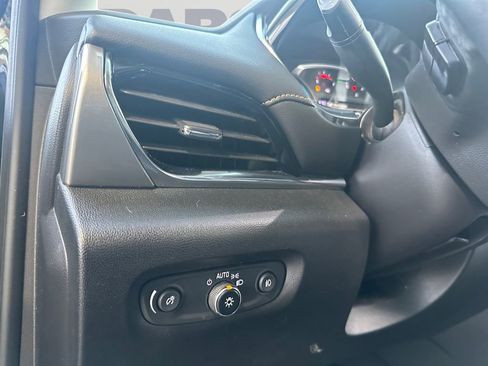 Used 2018 Chevrolet Traverse LT image 13