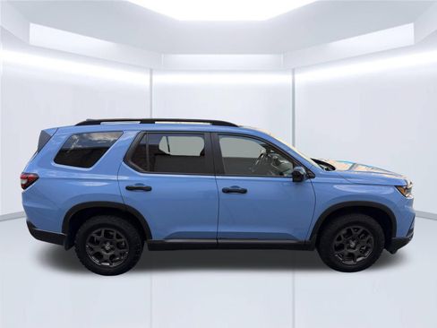 Used 2025 Honda Pilot TrailSport image 4