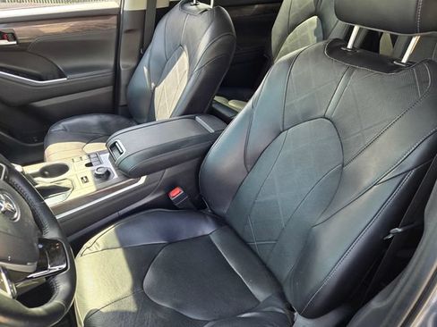 Used 2023 Toyota Highlander Platinum AWD/4WD image 12