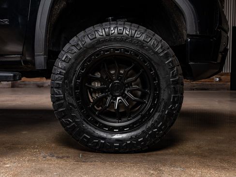 Used 2022 GMC Sierra 1500 AT4X image 12