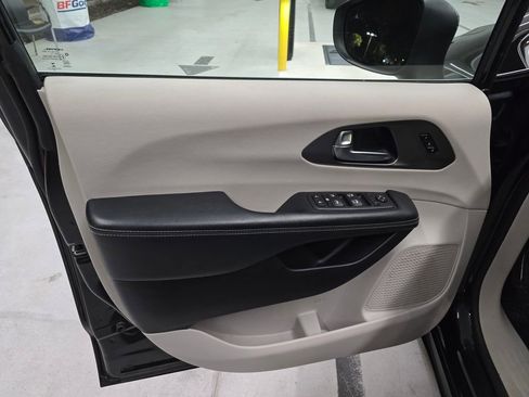 Certified 2023 Chrysler Pacifica Touring-L FWD image 13