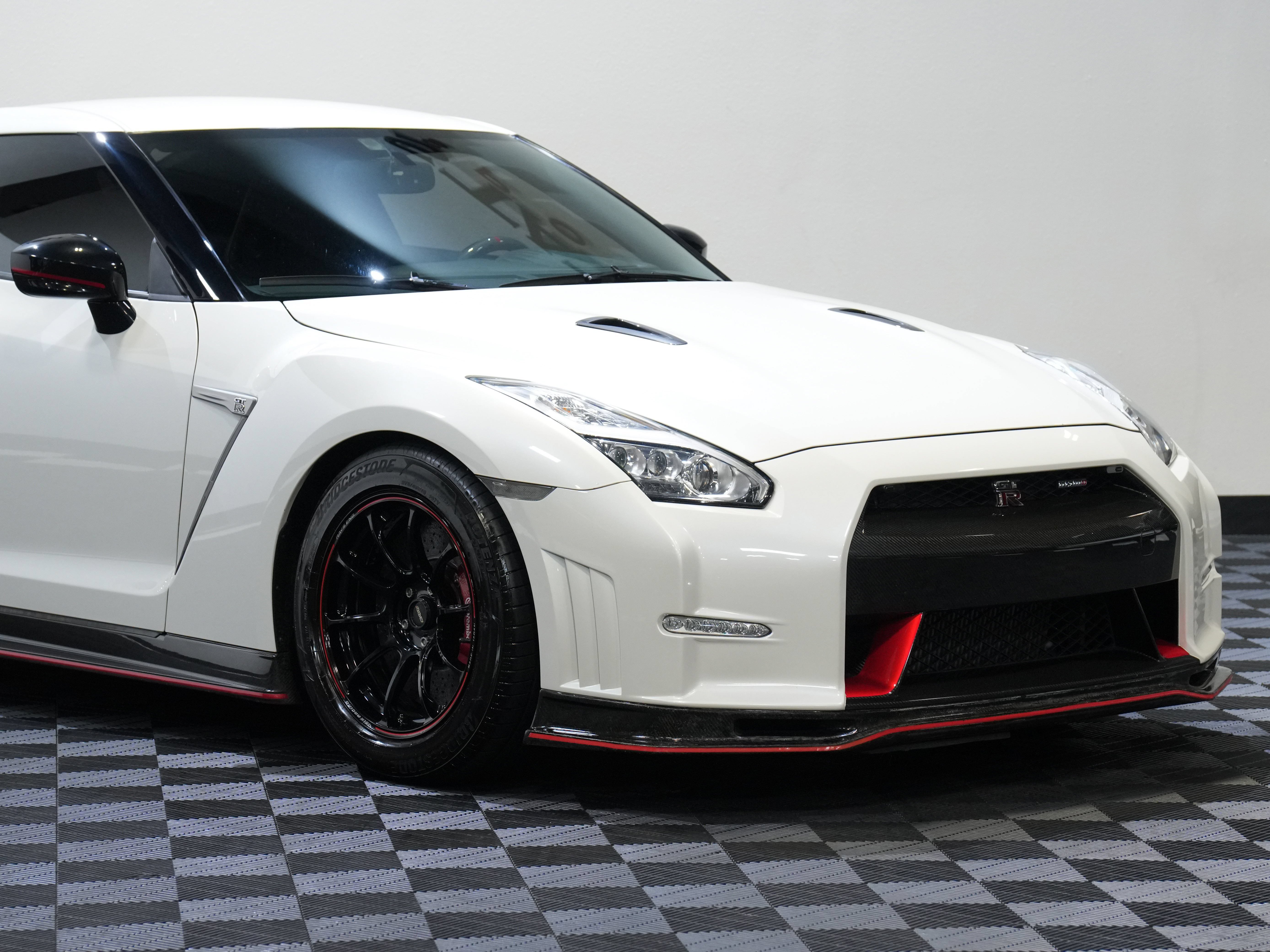 Used 2016 Nissan GT-R NISMO AWD/4WD image 9