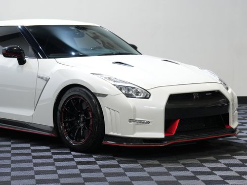 Used 2016 Nissan GT-R NISMO AWD/4WD image 9