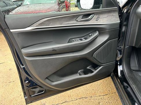 New 2025 Jeep Grand Cherokee Limited w/ Black Appearance Package image 7