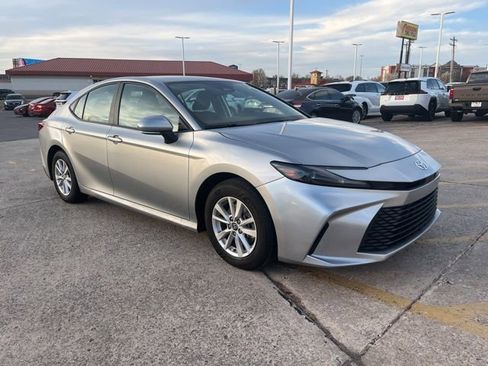 Used 2025 Toyota Camry LE image 3