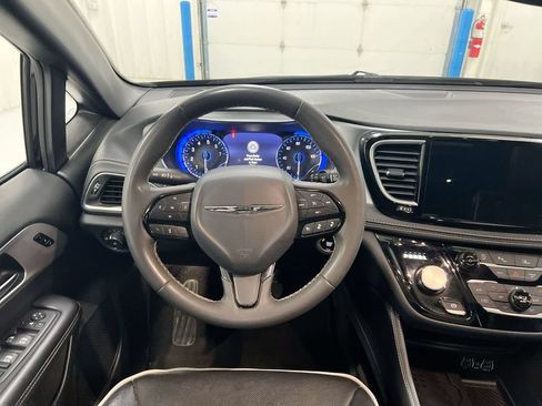 Used 2025 Chrysler Pacifica Limited FWD image 11