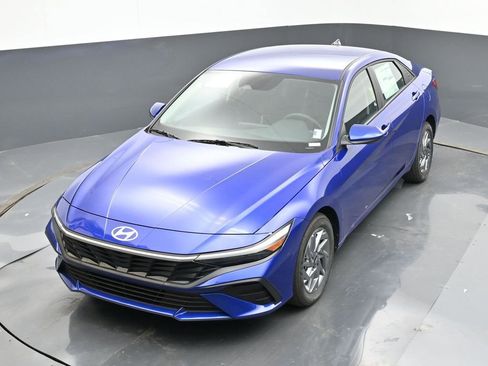 New 2024 Hyundai Elantra Blue image 17