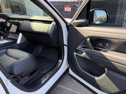 Used 2025 Land Rover Range Rover Long Wheelbase SE image 31