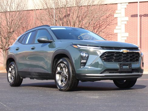 Certified 2025 Chevrolet Trax LT w/ Driver Confidence Package image 1