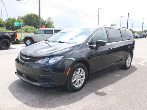 Used 2023 Chrysler Voyager LX FWD image 3