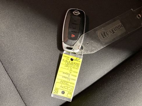 Used 2024 Nissan Rogue S FWD image 19