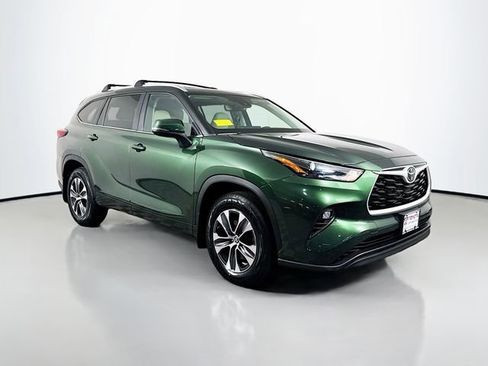 Used 2023 Toyota Highlander XLE AWD/4WD image 10