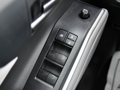 Used 2022 Toyota Highlander LE AWD/4WD image 32