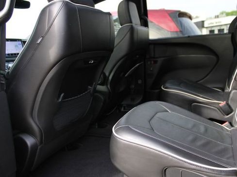 Used 2025 Chrysler Pacifica Limited FWD image 27