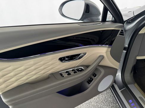 Used 2023 Bentley Flying Spur Azure image 16