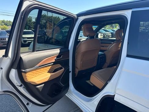 Used 2022 Jeep Grand Cherokee Summit AWD/4WD image 18
