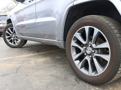 Used 2017 Jeep Grand Cherokee Overland AWD/4WD image 14