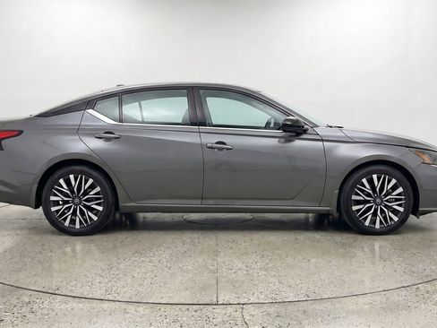 Used 2025 Nissan Altima 2.5 SV FWD image 11