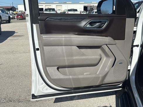 Used 2022 GMC Yukon XL SLT w/ SLT Luxury Package image 8