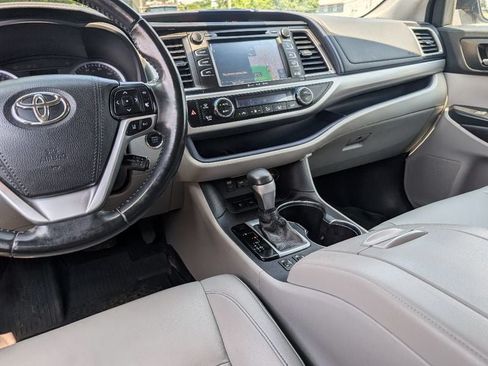Used 2019 Toyota Highlander XLE AWD/4WD image 26