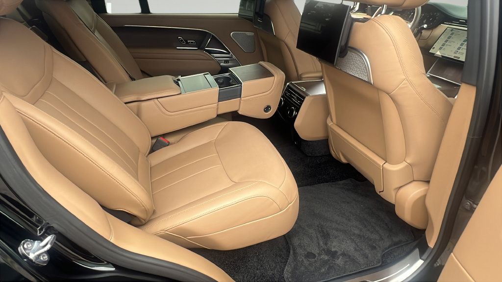 Used 2025 Land Rover Range Rover Long Wheelbase Autobiography AWD/4WD image 19