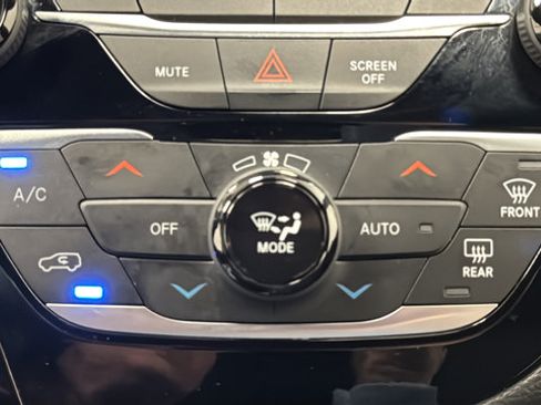 Used 2025 Chrysler Pacifica Limited FWD image 18