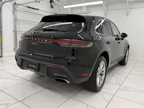 Certified 2023 Porsche Macan image 12