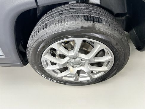 Used 2022 Jeep Compass Latitude AWD/4WD image 11