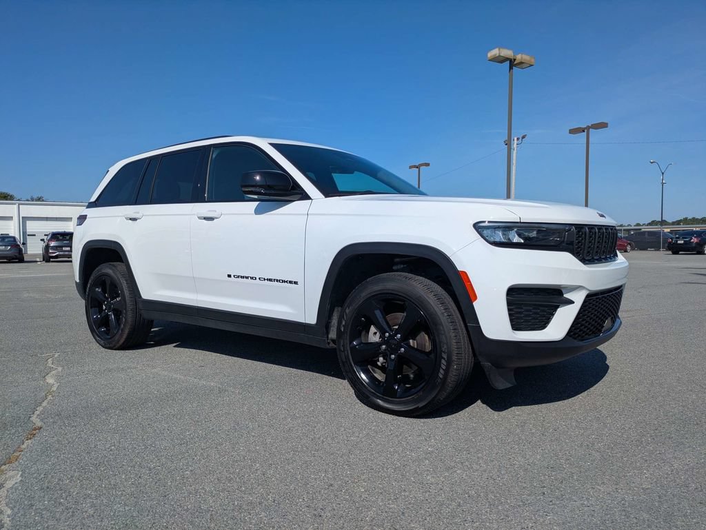 Used 2025 Jeep Grand Cherokee Altitude RWD image 2