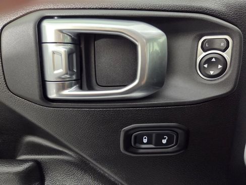 Certified 2025 Jeep Wrangler Unlimited Rubicon image 11