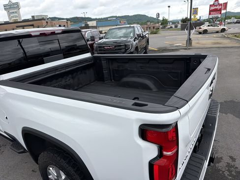 Used 2024 Chevrolet Silverado 3500 High Country w/ High Country Premium Package AWD/4WD image 9