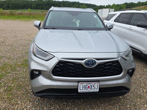 Used 2021 Toyota Highlander XLE AWD/4WD image 2