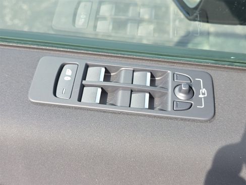 Used 2025 Land Rover Discovery Sport S image 27