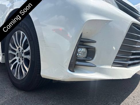 Used 2019 Toyota Sienna XLE w/ XLE Navigation Package FWD image 9