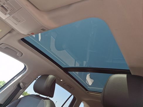 Used 2021 Volkswagen Tiguan SE w/ Panoramic Sunroof Package AWD/4WD image 15