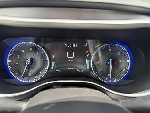 Used 2023 Chrysler Pacifica Touring-L FWD image 10