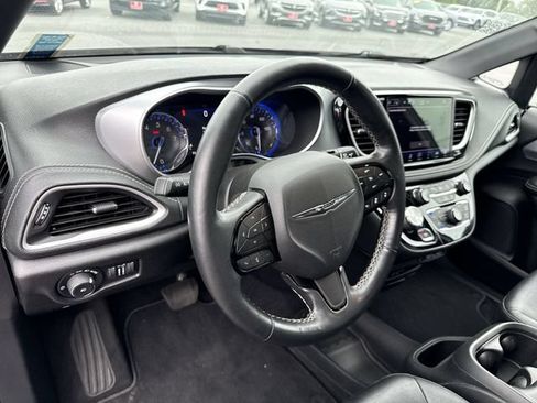Used 2021 Chrysler Pacifica Touring-L w/ Uconnect Theater Family Group AWD/4WD image 10