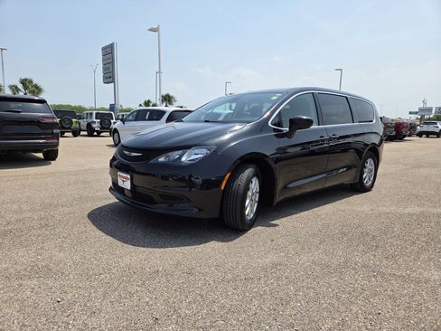 Used 2023 Chrysler Voyager LX FWD image 3